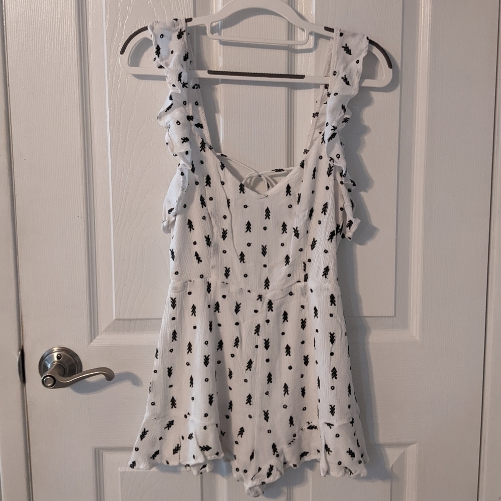 Like-New Lush Open-Back White Flowy Sleeve Boho Ruffle‎ Hem Romper Size Small